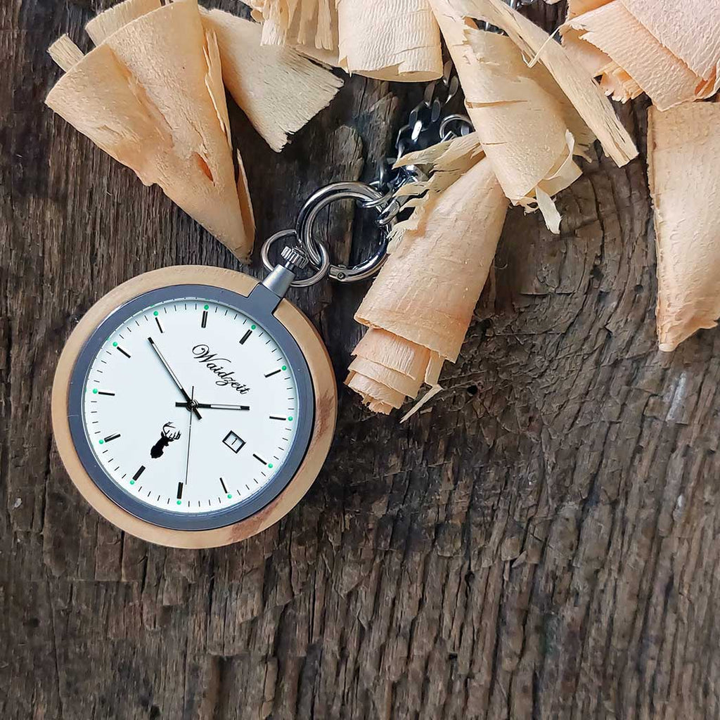 Waidzeit Taschenuhr Alpin Männeruhr Holzuhr Geschenk individuelle Gravur Männeruhr Austrian Design ShopinAustria personalisiertes Geschenk Zirbe Zirbenuhr Zirbenholz