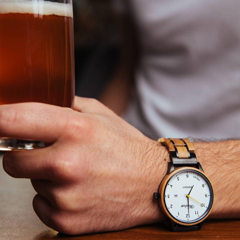Waidzeit Holzuhr Holzarmband Bierfass Bierliebhaber Geschenk Austrian Design ShopinAustria nachhaltig Herrenuhr upcycling