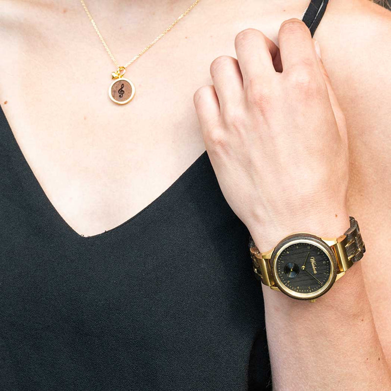 Waidzeit Holzuhr Holzarmband Mooreiche Damenuhr Armbanduhr Geschenk schwarzes Ziffernblatt nachhaltig naturbelassen Austrian Design Geschenksidee nachhaltig ShopinAustria kauflokal regionales Produkt