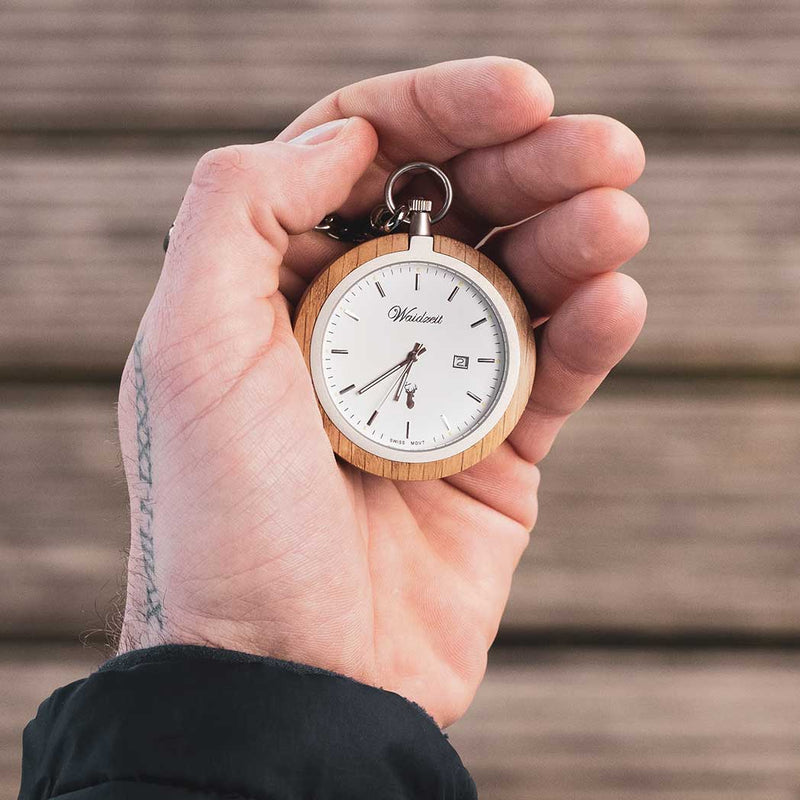 Waidzeit Alpin Taschenuhr Eiche Holzuhr Geschenk Männeruhr Austrian Design heimisches Holz Herrenuhr pocket watch Geschenksidee Geschenk für Männer individuelle Gravur