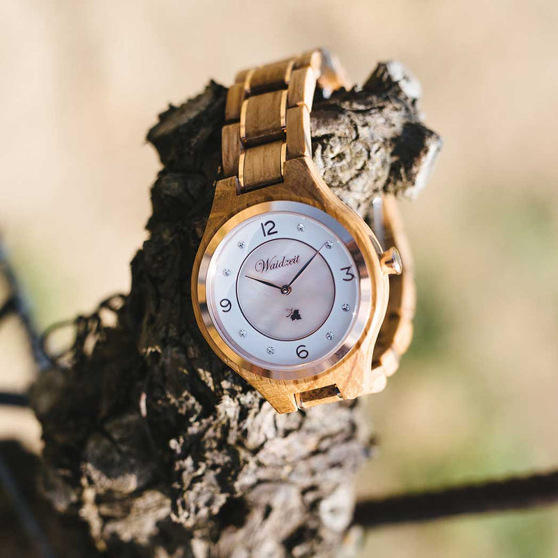 Weinprinzessin Rosé Waidzeit Barrique Holzuhr roséfarbenes Ziffernblatt Damenuhr nachhaltig Austrian Design Shop in Austrian Sustainable Damenuhr Holzarmbanduhr Weinfass Upcycling Geschenkisidee Eiche