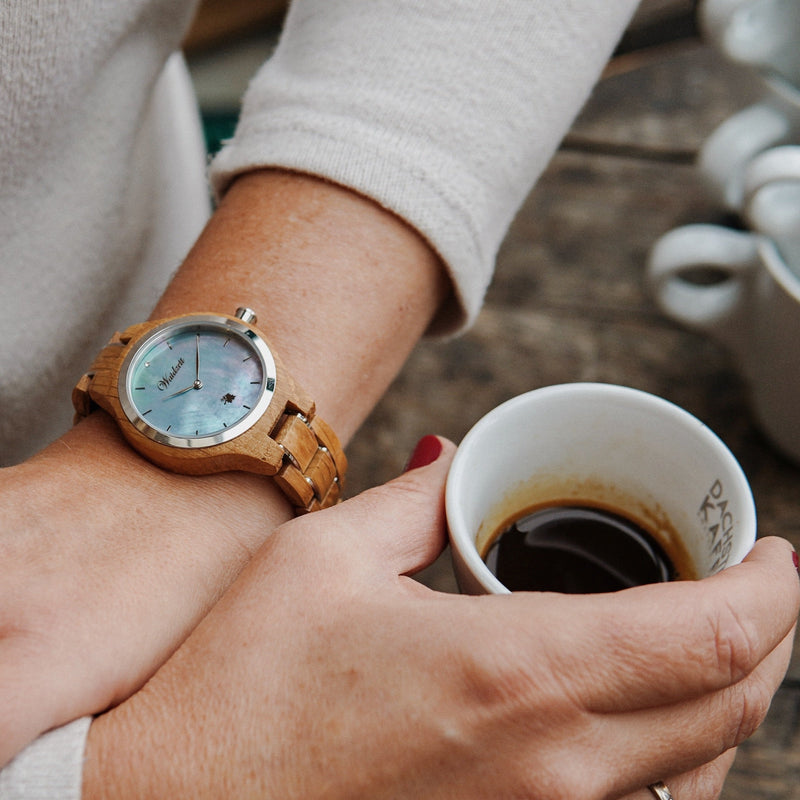 Waidzeit Holzuhr Damenuhr Holzarmbanduhr Barrique Weinfass Geschenksidee Damenuhr nachhaltig Schenken Upcycling Nachhaltigshoppen Austrian Desig Perlmutt Geburtstagsgeschenk