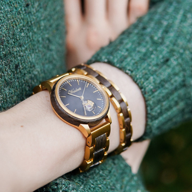 Waidzeit Holzuhr Automatikuhr Damenuhr Geschenk nachhaltigschenken Mooreiche heimisches Holz ShopinAustria Damengeschenk für Sie Holzarmband