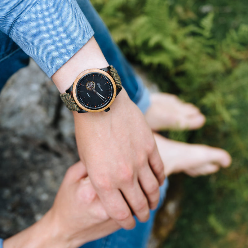 Waidzeit Holzuhr Whiskyfass Geschenk Upcycling Whiskyfassholz Eichenfass Automatikuhr schwarzes Ziffernblatt nachhaltigSchenken