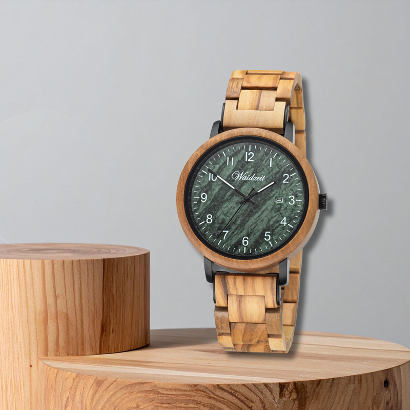 Matthias Herrenuhr mit Holzarmband