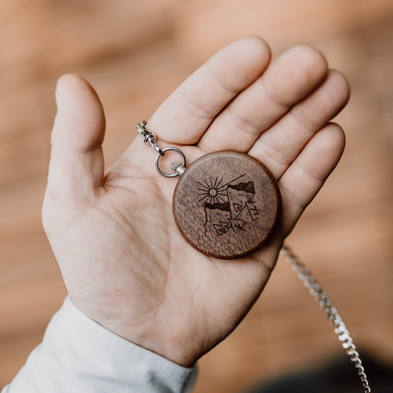 Waidzeit Taschenuhr mit Gravur Berge Landschaft Walnuss