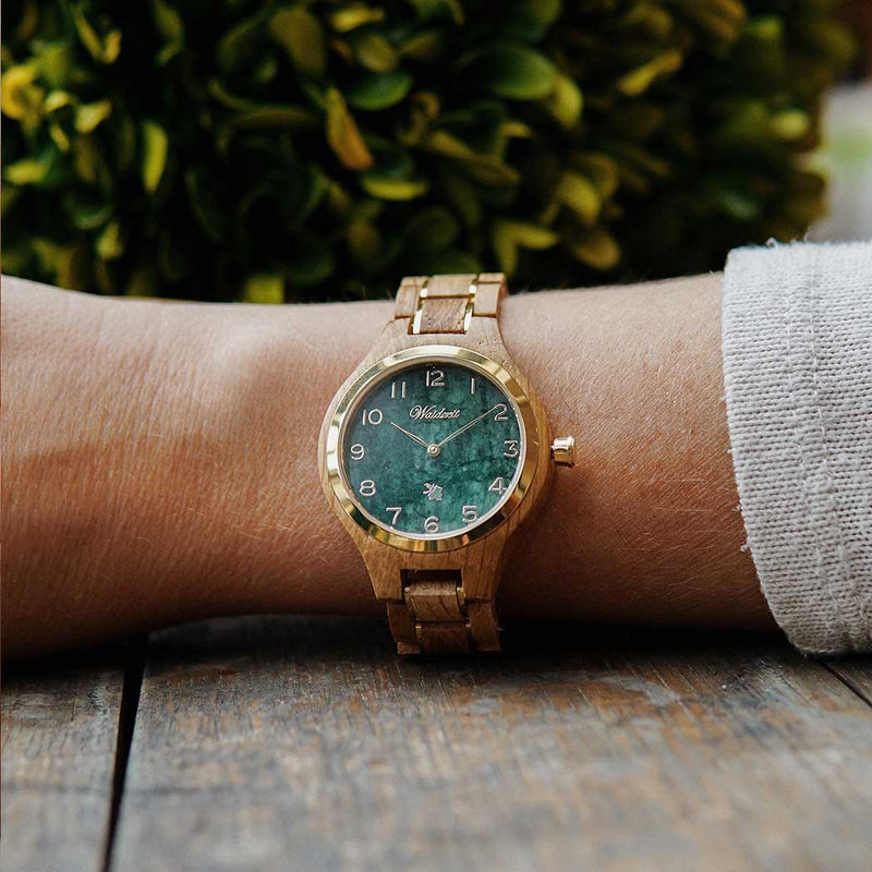 Waidzeit Holzuhr Damenuhr Barrique Weinfass Geschenk Austria Bestgift nachhaltig schenken Geschenk Damenuhr Damengeschenk Austriandesign