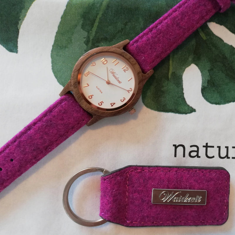 Waidzeit Holzuhr Damenuhr pinkes Lodenarmband nachhaltig plastikfreie Verpackung weißes Ziffernblatt Walnuss Schladminger Loden Merinowolle Wechselarmband