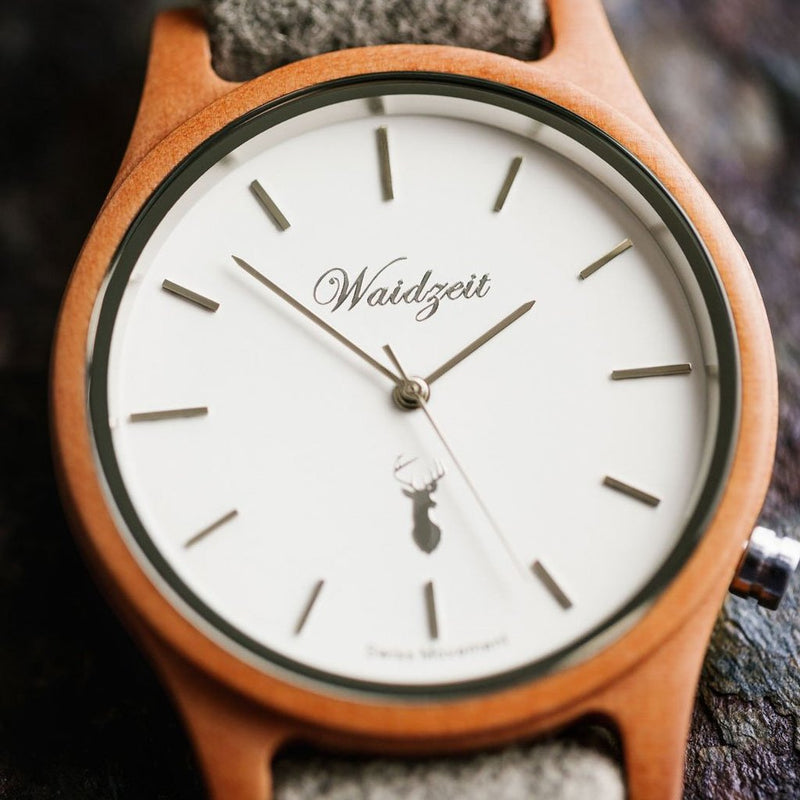 Waidzeit Holzuhr Dachstein Herren Armbanduhr Geschenksidee Geschenk Walnuss weißes Ziffernblatt Elsbeere Holzuhr nachhaltig Loden Merino